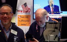 Dow Jones nhảy vọt 600 điểm, TTCK Mỹ đảo chiều xanh rực rỡ khi ông Trump tuyên bố huỷ áp thuế châu Âu