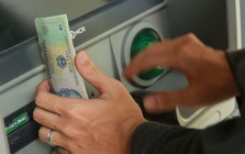 Tiền mặt người dân rút từ ATM ngân hàng giảm kỷ lục