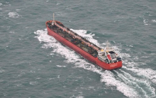 Tàu chở dầu Nga bất ngờ bị một quốc gia EU 'bám đuôi' giữa biển, dù đang được tàu chiến hộ tống