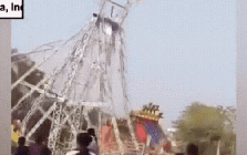 Khoảnh khắc đu quay khổng lồ đổ sập khiến 14 học sinh bị thương