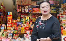 Hộ kinh doanh kể khách hàng mua hai gói mì 10.000 đồng, trả lại một gói cũng phải sửa hóa đơn: Chuyên gia Thuế nói gì?