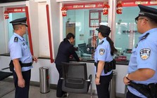 Phát hiện khách đặt 4 lệnh mua vàng với giá hơn 3,6 tỷ đồng, công an lập tức đến ngân hàng xác minh, còn yêu cầu đơn vị chuyển phát đổi địa chỉ giao hàng