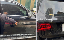 Điều tra vụ ô tô Mercedes bị cào xước, đập kính lái khi đỗ trên vỉa hè Hà Nội