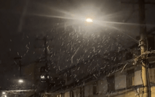 Nhiệt độ cao nhất chỉ 4 độ C, thành phố giáp biển xuất hiện tuyết rơi bất ngờ: Hiếm có sau gần 1 thập kỷ