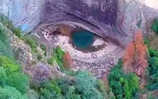 "Mắt rồng" đột ngột xuất hiện giữa núi đá, người dân nô nức kéo đến kiểm chứng