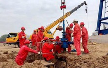 Sau tiếng động lớn, 12 vết nứt xuất hiện nhưng vẫn khoan sâu 1.000m, 1 phút sau công trường báo tin vui, kho báu khủng lộ diện 