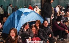 Người dân đổ về Mỹ Đình chờ xem pháo hoa mừng thành công Đại hội Đảng