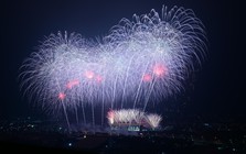 Màn pháo hoa hoành tráng rực sáng trên bầu trời Hà Nội tối 23/1: Quá mãn nhãn!