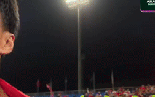 Vừa thương vừa cười khoảnh khắc Lý Đức cõng Hiểu Minh đang chấn thương lao vào sân mừng U23 Việt Nam giành HCĐ châu Á