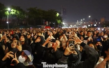 Biển người ghi lại khoảnh khắc Mỹ Đình bừng sáng trong đêm