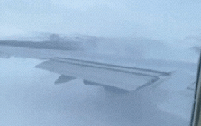 Cánh máy bay chở 388 người bốc cháy dữ dội khi hủy cất cánh vào phút chót