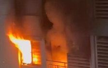 Cháy chung cư ở TP.HCM lúc rạng sáng, ba mẹ con bị thương nặng