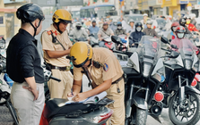 Mức phạt tiền khi dừng, đỗ xe máy trên vỉa hè trái phép năm 2026