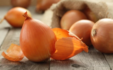 Vì sao không nên vứt bỏ vỏ hành tây?