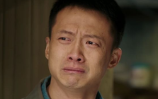 8 năm cày cuốc gửi hơn 2 tỷ về báo hiếu, chàng trai chết đứng khi nhà bố mẹ vẫn dột nát: Camera ngân hàng tiết lộ sự thật không ngờ