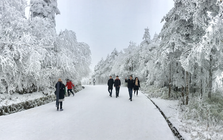 Khách Việt bị cấm mặc áo hoa lên núi khi du lịch Trung Quốc, nghe lý do xong không ai dám trái lời