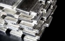 Có gì bên trong các xưởng đúc bạc giữa cơn bão giá?