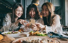 Tôi được thưởng 4 triệu đồng cuối năm, đồng nghiệp giục mở tiệc ăn mừng: Hóa đơn được đưa ra, cả bàn bỗng im bặt