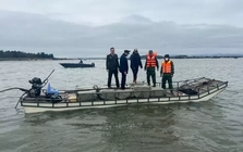 Dùng bè mảng chở 800 kg nầm lợn từ Trung Quốc về Móng Cái