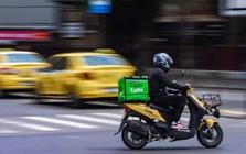 Thất nghiệp, thạc sĩ trường top đầu, cựu lãnh đạo cấp cao đi làm shipper giao đồ ăn