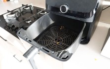 Nồi chiên không dầu sạch như mới sau khi được vệ sinh bằng 2 thứ - không cần tốn sức chà rửa