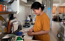 Làm giúp việc, cô gái được thưởng Tết “xịn” hơn khối dân văn phòng: Túi Chanel và xấp tiền mệnh giá cao nhất!