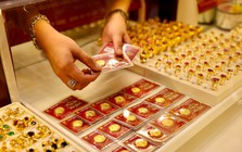 Sáng 28/1: Giá vàng thế giới tiếp tục chạm mức "chưa từng có", vàng trong nước cũng bật tăng