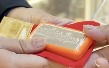 Thị trường bạc sôi động và... rủi ro