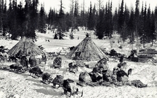 Năm 1930, toàn bộ dân của một ngôi làng đã mất tích bí ẩn, để lại quần áo và thức ăn đang nấu dở