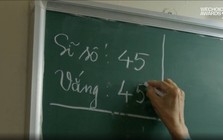 "Sĩ số 45. Vắng 45" - Câu chuyện phía sau hai dòng chữ trên góc bảng lớp học khiến tất cả lặng đi
