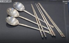 Cảnh tượng chưa từng có: Giá bạc lập đỉnh, người dân xếp hàng bán thìa dĩa cũ kiếm lời