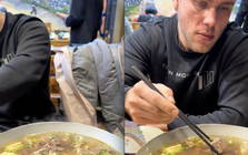 Khách Tây liều lĩnh thử ăn món độc lạ Việt Nam, trong khi nhiều người Việt chưa chắc đã dám