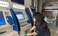 Phát hiện hơn 38 triệu đồng tiền mặt nằm chơ vơ ở khay tiền của cây ATM: Công an kiểm tra camera an ninh nhận ra điều kỳ lạ