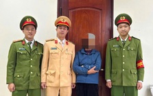 Người phụ nữ gửi 112 triệu vào một tài khoản, chuẩn bị ký giấy chuyển tiền thì nhân viên Vietcombank, Công an xã, Cảnh sát giao thông cùng ngăn lại