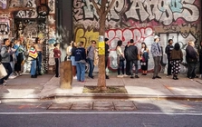 Phong trào xếp hàng để mua đồ ăn gây sốt