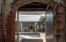 Ngôi nhà với chiếc cổng đặc biệt ở làng Ngọc Hồi