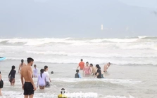 Đổ xô tắm biển Đà Nẵng dù sóng to gió lớn