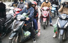 Chưa hết nghỉ Tết Dương lịch, người dân lỉnh kỉnh đồ đạc, ùn ùn trở lại Thủ đô