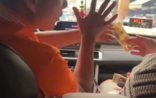 Tài xế taxi ở Nha Trang nghi "ảo thuật" tráo tiền, lừa du khách nước ngoài