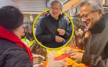 Bắt gặp "Bố già AI" đi chợ cóc, bốc ăn trái cây chưa rửa: Cả khu chợ ngơ ngác không biết "Thần tài" đang đứng ngay cạnh!