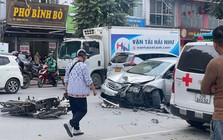 Ô tô con tông liên hoàn trên phố Hà Nội, 3 người bị thương