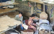 Đặc sản vào vụ Tết, làng nghề 'đỏ lửa' suốt ngày đêm