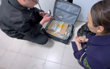 Nhân viên quên vali “không ai dám bê một mình” trên tàu cao tốc: Thứ bên trong có giá trị gần 2.000 tỷ