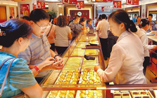 Hơn 10 năm trước chi 373 triệu đồng mua hơn 10 cây vàng bị chê cười, đến nay bà cụ 74 tuổi lãi gấp 2,5 lần: “Cuối cùng cũng có thể ngẩng cao đầu rồi”