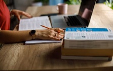 Nghề biên dịch chật vật trước 'cơn bão' AI