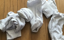 Giặt tất lộn trái hay lộn phải mới đúng?