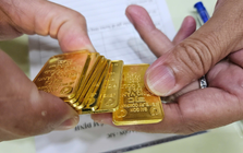 Giá vàng rung lắc mạnh, từ ngày mai, một nhà băng sẽ tăng phí giữ hộ vàng