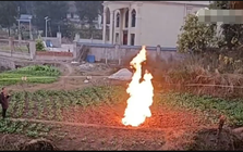 Cánh đồng gần trường học bỗng xuất hiện đám cháy lạ trong nhiều ngày liền, vẫn bùng lên cả khi trời mưa