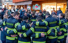 Thuỵ Sĩ bao trùm trong tang thương: Đội cứu hỏa cùng bật khóc khi tưởng niệm các nạn nhân mình không thể cứu sống