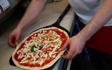 Lý giải hiện tượng đơn hàng pizza tăng đột biến giữa lúc Mỹ tấn công Venezuela